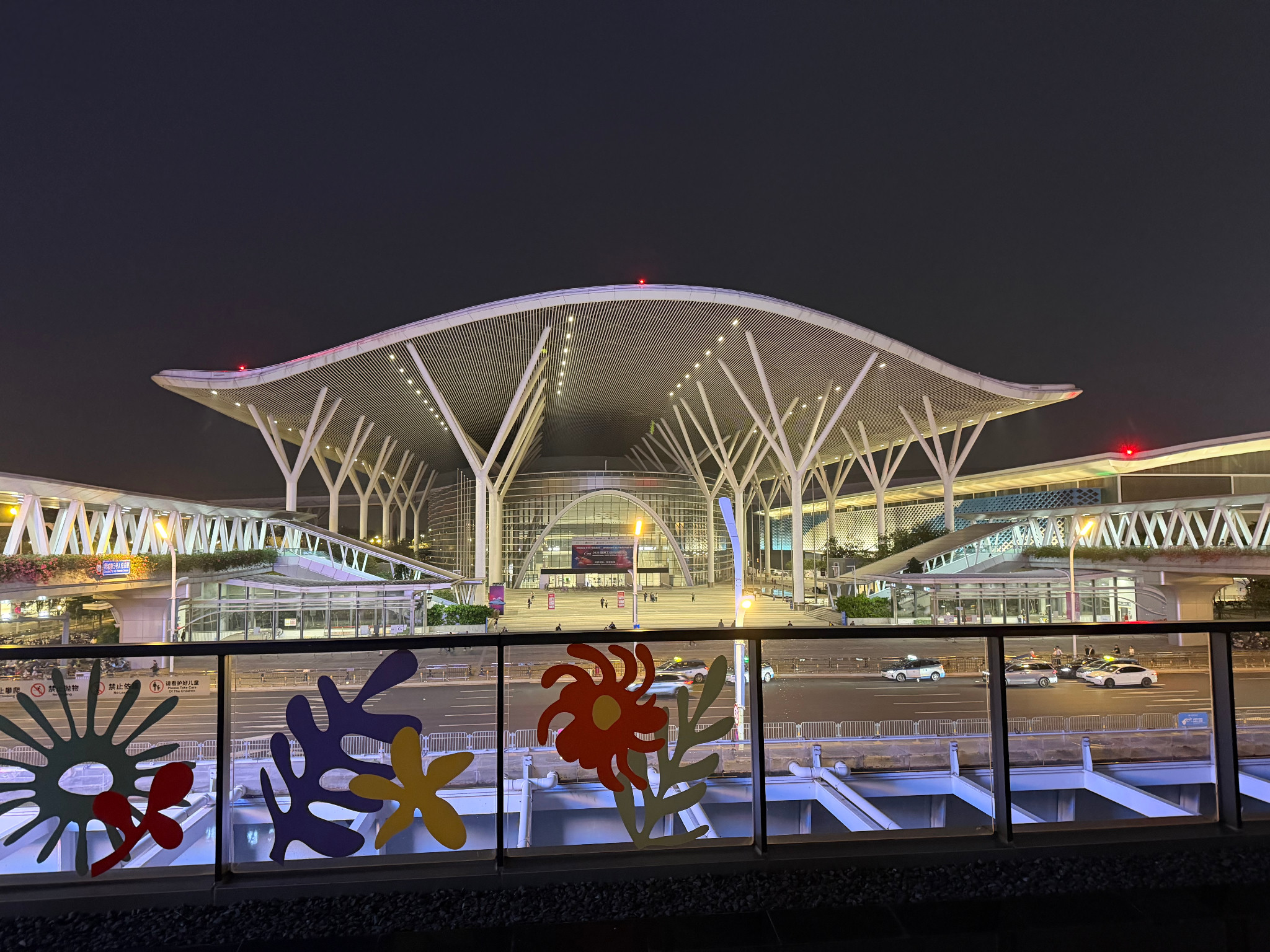 夜のShenzhen World Exhibition & Convention Centerの外観